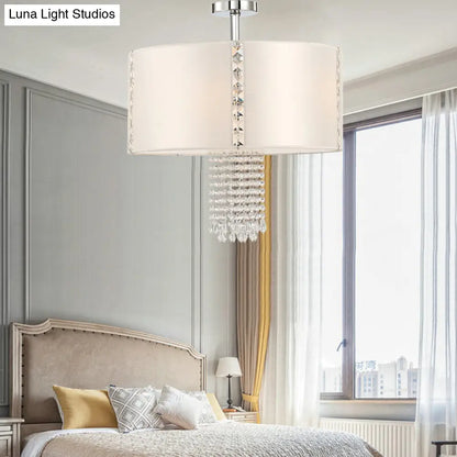 Lámpara de araña moderna de 5 luces con pantalla de tela blanca y detalles de cristal.