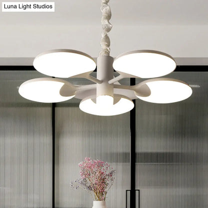 Lámpara de araña moderna de acrílico - Colgante LED de 5 luces con diseño radial para comedor en color blanco