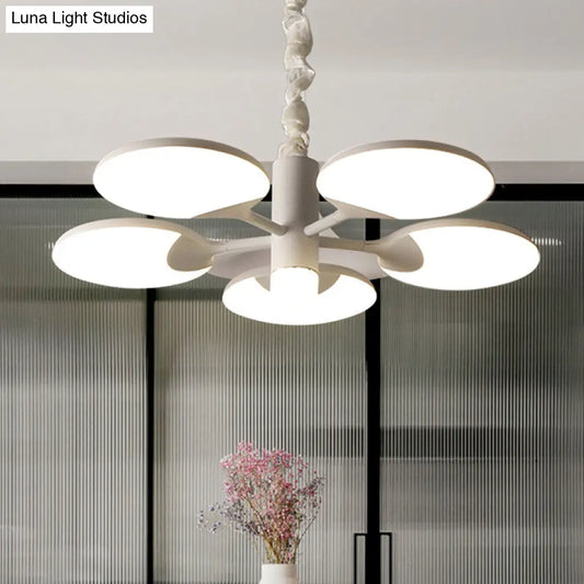 Lámpara de araña moderna de acrílico - Colgante LED de 5 luces con diseño radial para comedor en color blanco