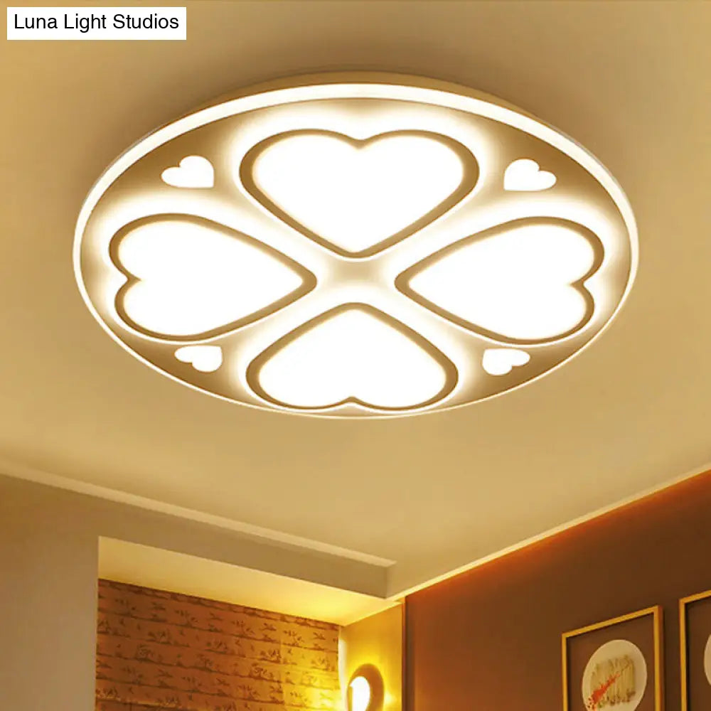 Lámpara de techo DecorBites™ moderna con forma de corazón y pétalos de acrílico - Elegante aplique de techo blanco para baño