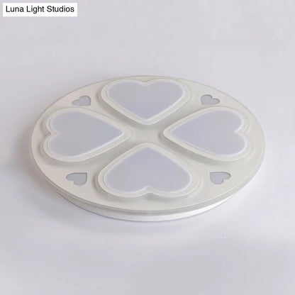 Lámpara de techo DecorBites™ moderna con forma de corazón y pétalos de acrílico - Elegante aplique de techo blanco para baño