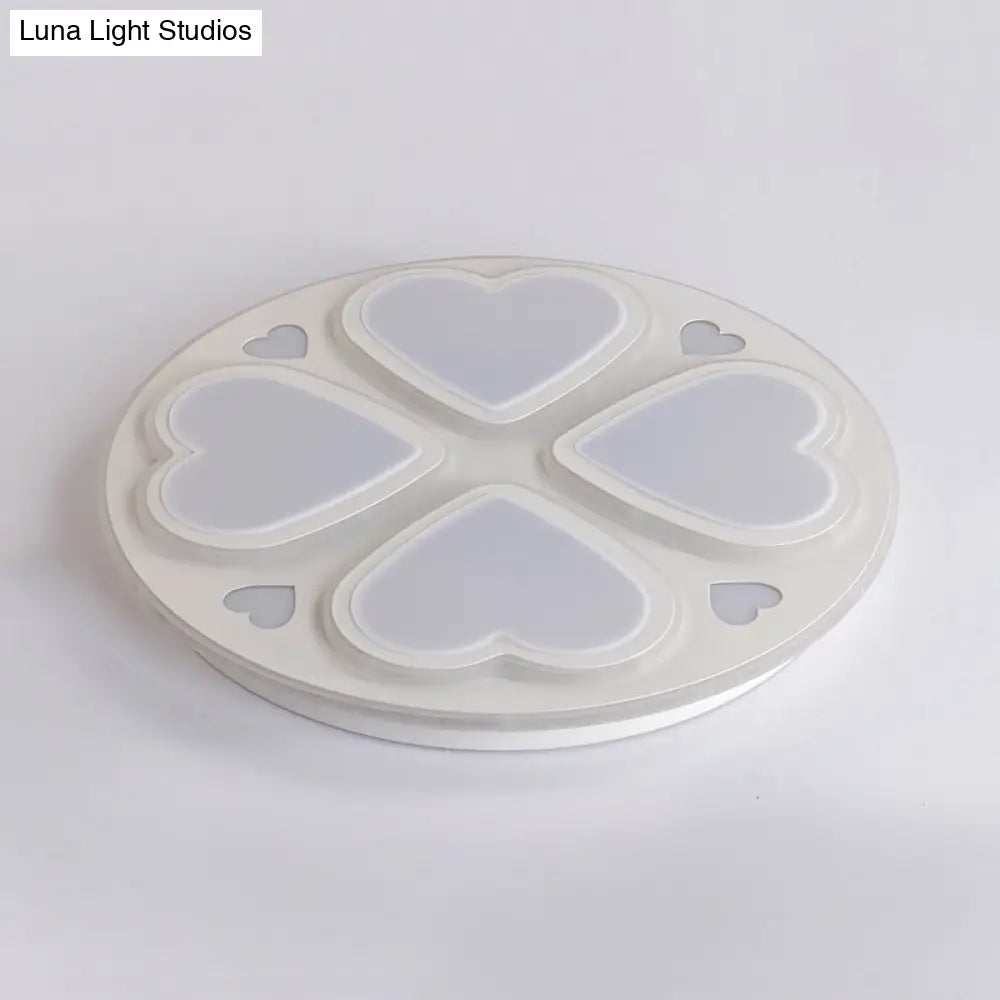 Lámpara de techo DecorBites™ moderna con forma de corazón y pétalos de acrílico - Elegante aplique de techo blanco para baño