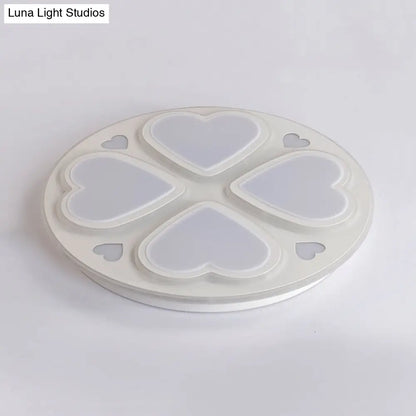 Lámpara de techo DecorBites™ moderna con forma de corazón y pétalos de acrílico - Elegante aplique de techo blanco para baño
