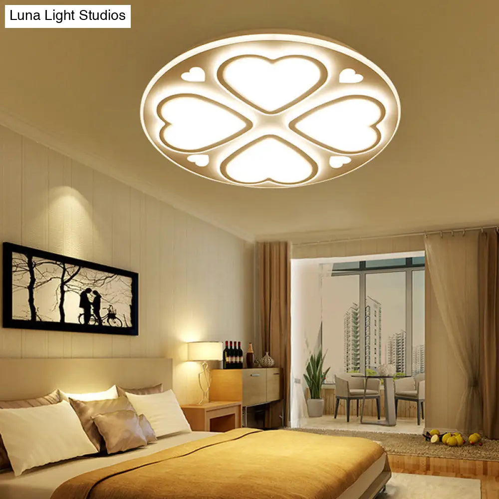 Lámpara de techo DecorBites™ moderna con forma de corazón y pétalos de acrílico - Elegante aplique de techo blanco para baño