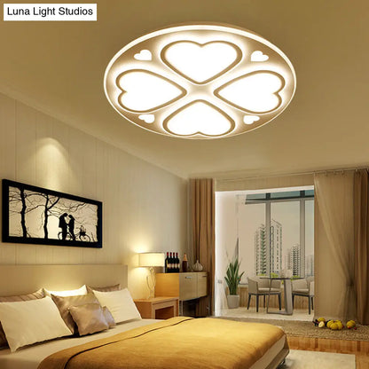 Lámpara de techo DecorBites™ moderna con forma de corazón y pétalos de acrílico - Elegante aplique de techo blanco para baño