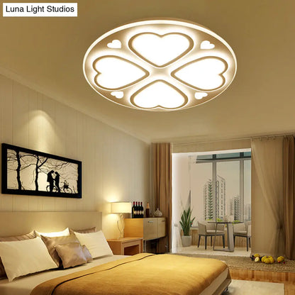 Lámpara de techo DecorBites™ moderna con forma de corazón y pétalos de acrílico - Elegante aplique de techo blanco para baño