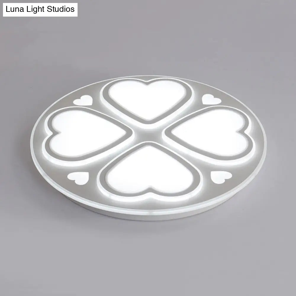 Lámpara de techo DecorBites™ moderna con forma de corazón y pétalos de acrílico - Elegante aplique de techo blanco para baño