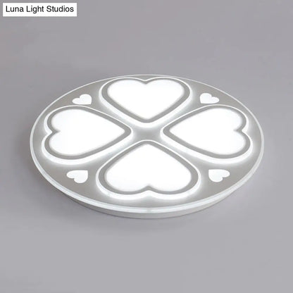 Lámpara de techo DecorBites™ moderna con forma de corazón y pétalos de acrílico - Elegante aplique de techo blanco para baño