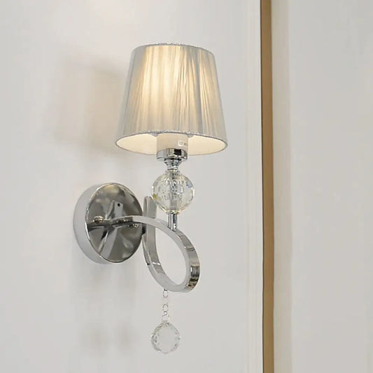 Aplique de pared moderno para dormitorio DecorBites™: pantalla cónica de tela, luz de pared de 1 cabezal con bola de cristal transparente decorativa - Plata