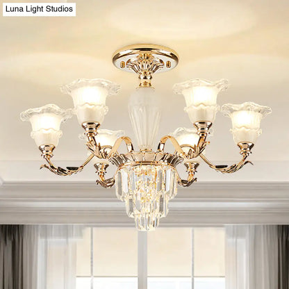 Lámpara de techo semiempotrada DecorBites™ Modern Bellflower de cristal esmerilado, color dorado con detalles de cristal.