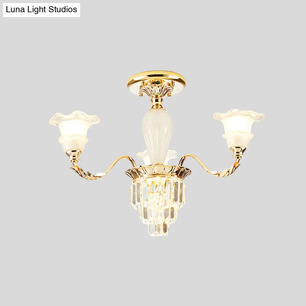 Lámpara de techo semiempotrada DecorBites™ Modern Bellflower de cristal esmerilado, color dorado con detalles de cristal.