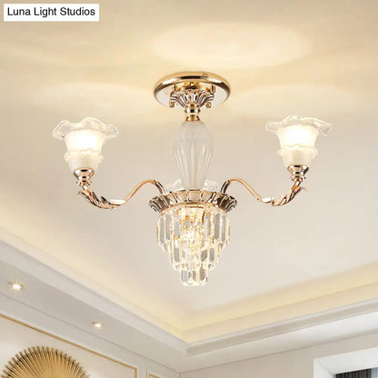 Lámpara de techo semiempotrada DecorBites™ Modern Bellflower de cristal esmerilado, color dorado con detalles de cristal.