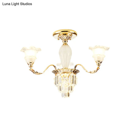 Lámpara de techo semiempotrada DecorBites™ Modern Bellflower de cristal esmerilado, color dorado con detalles de cristal.