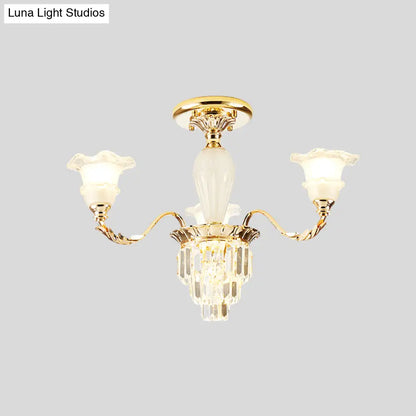 Lámpara de techo semiempotrada DecorBites™ Modern Bellflower de cristal esmerilado, color dorado con detalles de cristal.