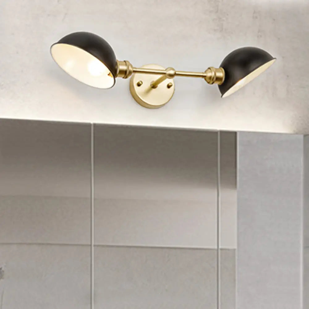 Aplique de pared para baño DecorBites™ moderno, negro y dorado, de dos luces, con pantalla metálica en forma de cúpula.