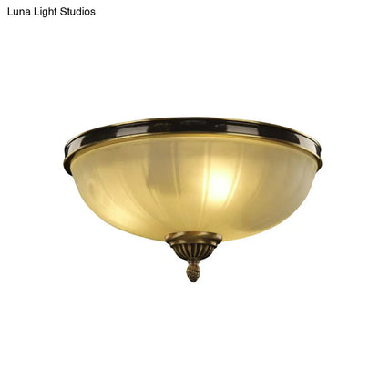 Lámpara de techo DecorBites™ moderna en negro y dorado con forma de cúpula y cristal prismático - 2 luces, montaje empotrado tradicional