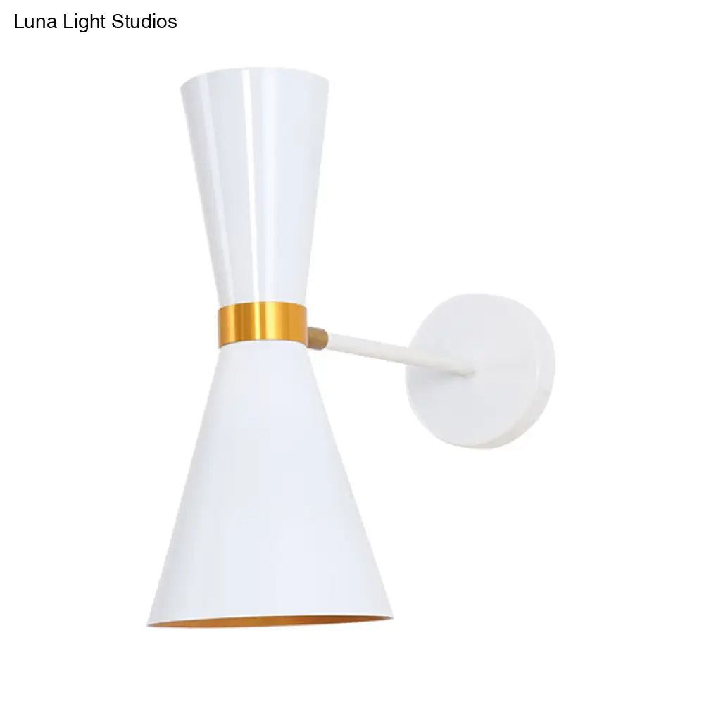 DecorBites™ Aplique de pared con forma de coctelera moderna en blanco y negro: Iluminación metálica de pared con articulación giratoria