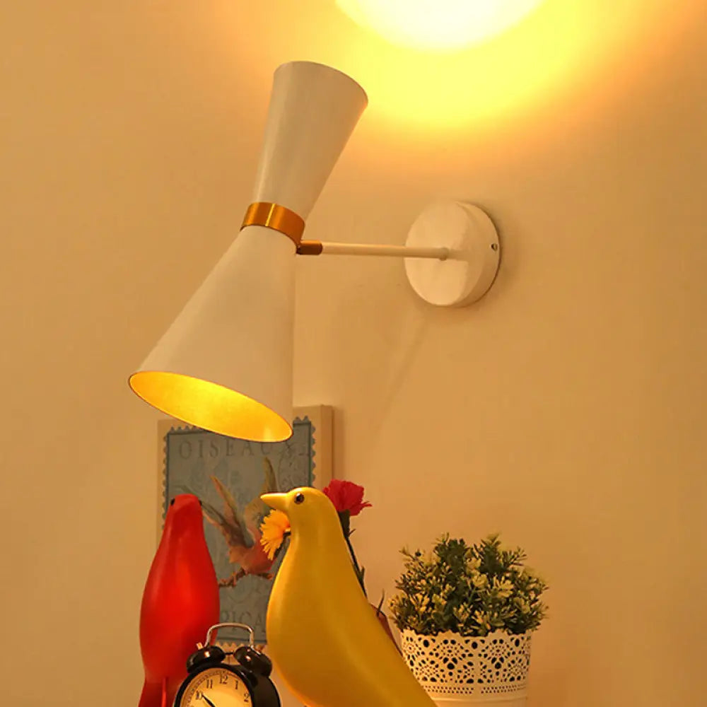 DecorBites™ Aplique de pared con forma de coctelera moderna en blanco y negro: Iluminación metálica de pared con articulación giratoria