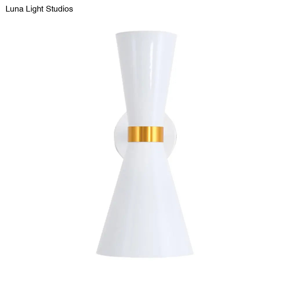 DecorBites™ Aplique de pared con forma de coctelera moderna en blanco y negro: Iluminación metálica de pared con articulación giratoria