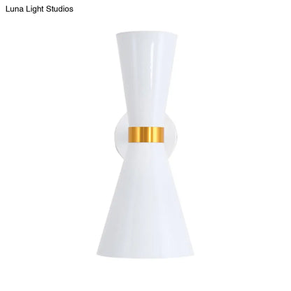 DecorBites™ Aplique de pared con forma de coctelera moderna en blanco y negro: Iluminación metálica de pared con articulación giratoria