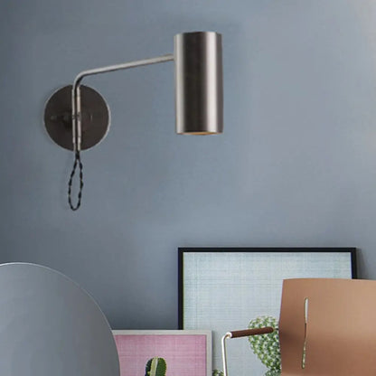 Aplique de pared moderno DecorBites™ en negro y latón con pantalla metálica - Lámpara de dormitorio