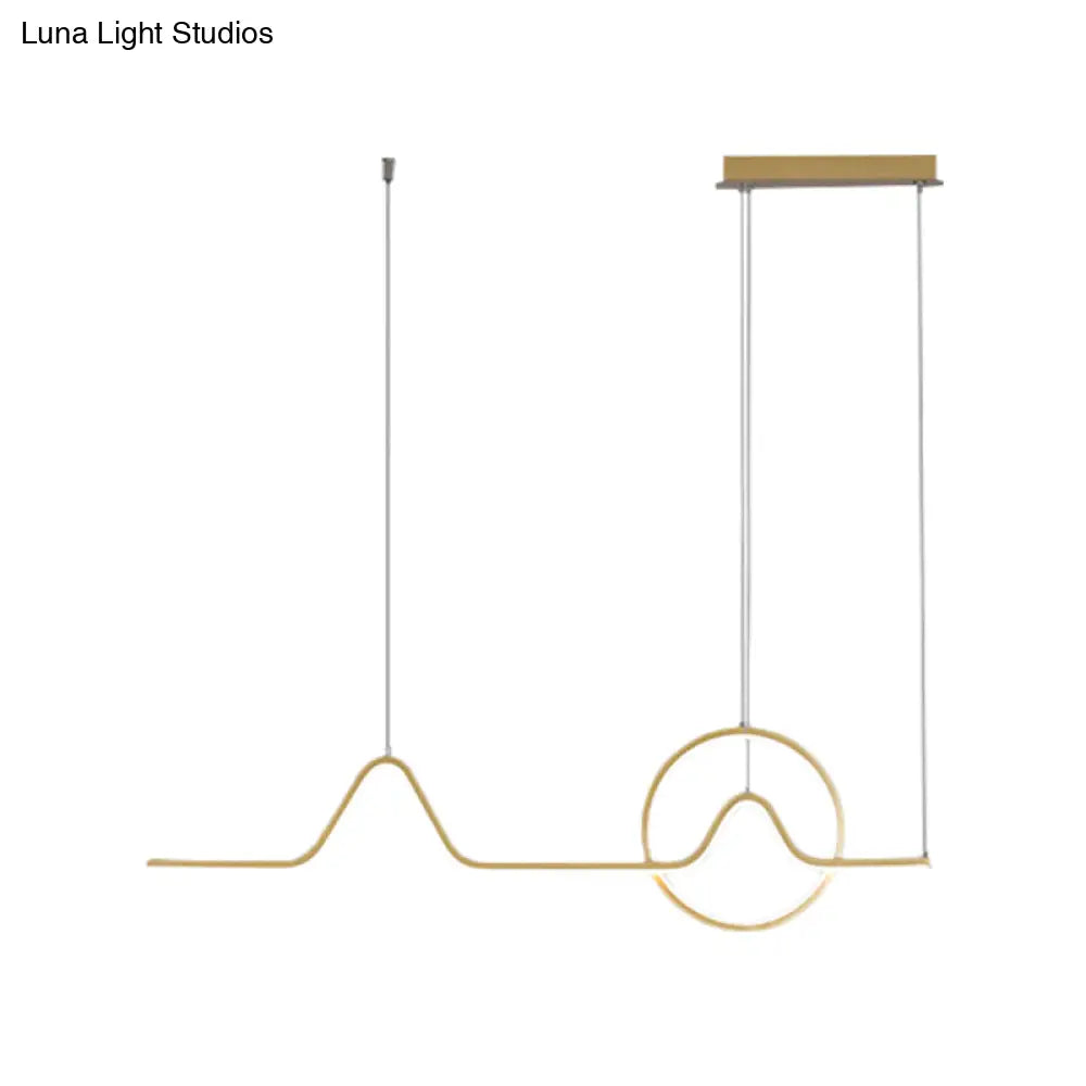 Iluminación lineal LED DecorBites™ moderna de aluminio negro/dorado para isla de cocina con diseño de sol y montaña - Luz blanca cálida