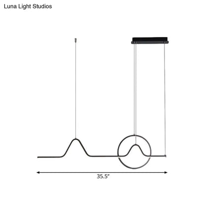 Iluminación lineal LED DecorBites™ moderna de aluminio negro/dorado para isla de cocina con diseño de sol y montaña - Luz blanca cálida