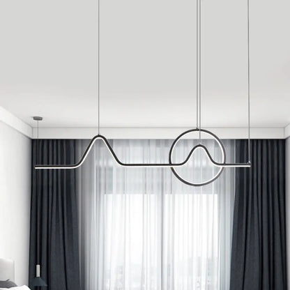 Iluminación lineal LED DecorBites™ moderna de aluminio negro/dorado para isla de cocina con diseño de sol y montaña - Luz blanca cálida