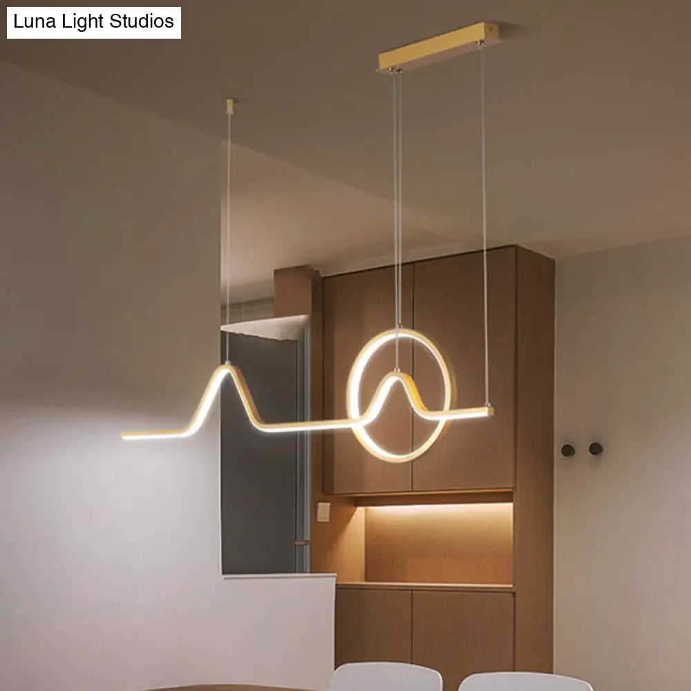 Iluminación lineal LED DecorBites™ moderna de aluminio negro/dorado para isla de cocina con diseño de sol y montaña - Luz blanca cálida