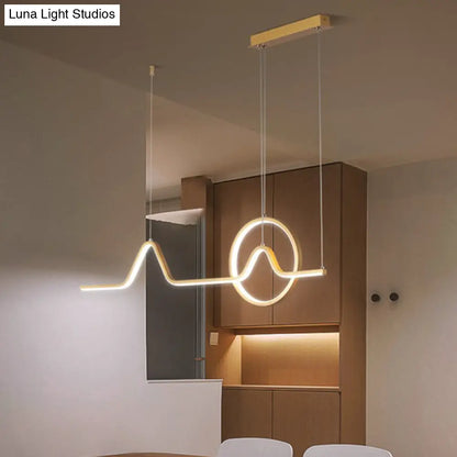 Iluminación lineal LED DecorBites™ moderna de aluminio negro/dorado para isla de cocina con diseño de sol y montaña - Luz blanca cálida