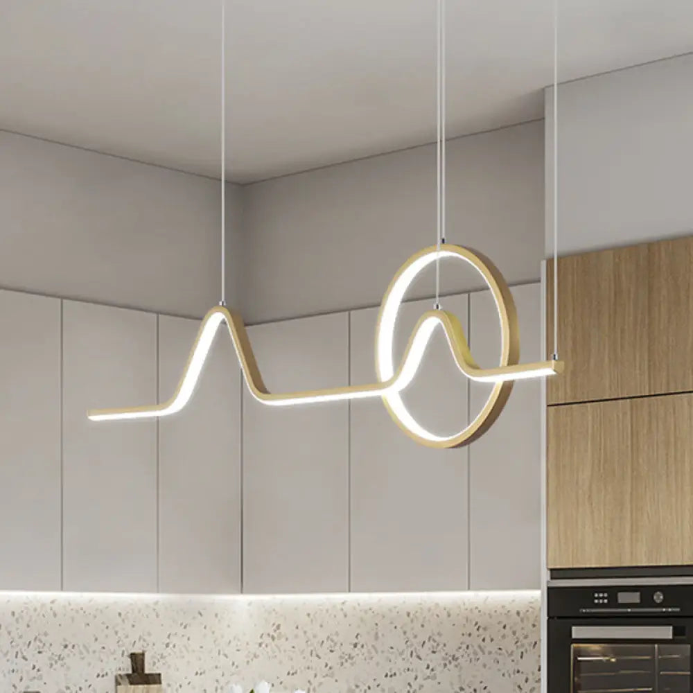 Iluminación lineal LED DecorBites™ moderna de aluminio negro/dorado para isla de cocina con diseño de sol y montaña - Luz blanca cálida