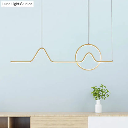 Iluminación lineal LED DecorBites™ moderna de aluminio negro/dorado para isla de cocina con diseño de sol y montaña - Luz blanca cálida