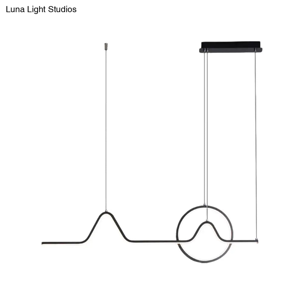 Iluminación lineal LED DecorBites™ moderna de aluminio negro/dorado para isla de cocina con diseño de sol y montaña - Luz blanca cálida