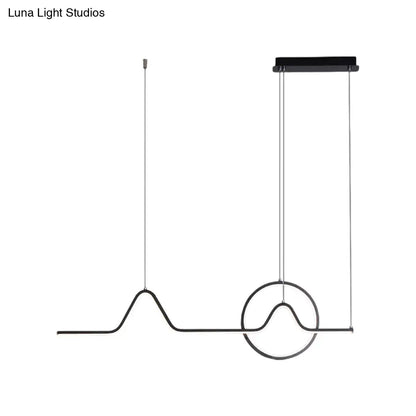 Iluminación lineal LED DecorBites™ moderna de aluminio negro/dorado para isla de cocina con diseño de sol y montaña - Luz blanca cálida