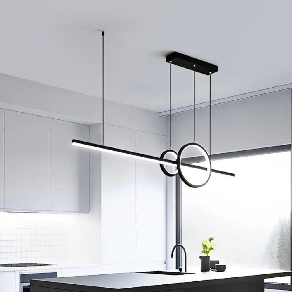 Lámpara colgante LED metálica moderna DecorBites™ con anillo y barra en negro y dorado para una iluminación de cocina minimalista