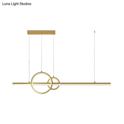 Lámpara colgante LED metálica moderna DecorBites™ con anillo y barra en negro y dorado para una iluminación de cocina minimalista