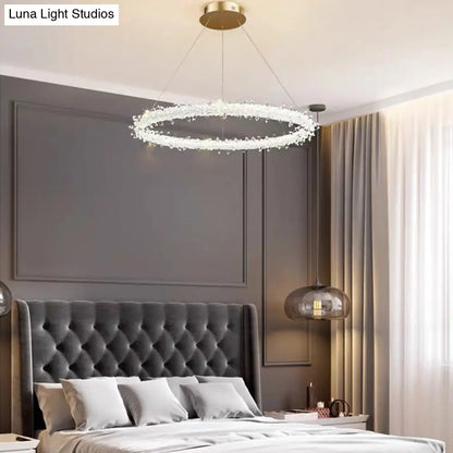 Lámpara de techo colgante moderna de latón con LED y cristal: elegante lámpara colgante para sala de estar