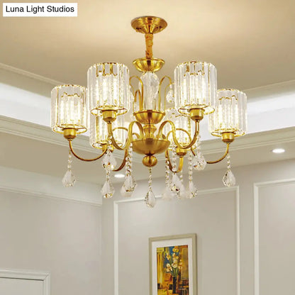 Lámpara colgante cilíndrica moderna de 6 luces con bloques de cristal y acabado dorado: ideal para iluminación de sala de estar.