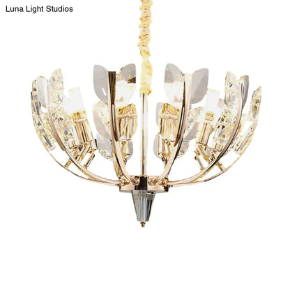 Lámpara de techo moderna con brazo curvo y cristal en forma de hoja, 8/10 cabezales, acabado en latón cepillado.