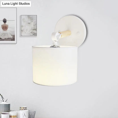 Aplique de pared LED cilíndrico moderno DecorBites™ en blanco/negro para dormitorio