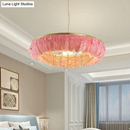 Lámpara de techo metálica moderna con forma de cúpula: Lámpara de techo dorada de 2 bombillas con decoración de plumas - Blanco, Gris, Rosa