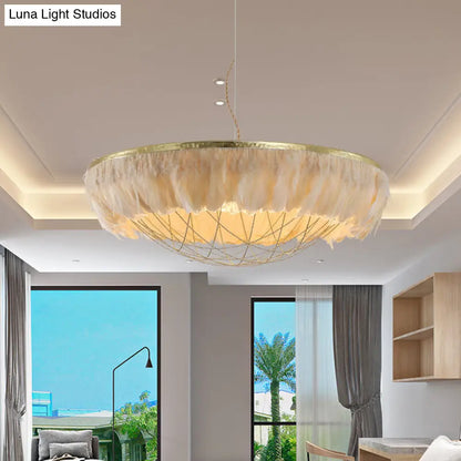 Lámpara de techo metálica moderna con forma de cúpula: Lámpara de techo dorada de 2 bombillas con decoración de plumas - Blanco, Gris, Rosa