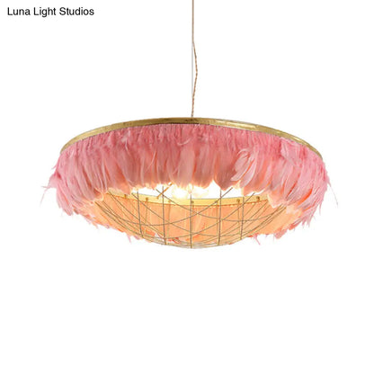 Lámpara de techo metálica moderna con forma de cúpula: Lámpara de techo dorada de 2 bombillas con decoración de plumas - Blanco, Gris, Rosa