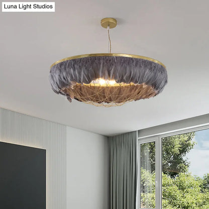 Lámpara de techo metálica moderna con forma de cúpula: Lámpara de techo dorada de 2 bombillas con decoración de plumas - Blanco, Gris, Rosa