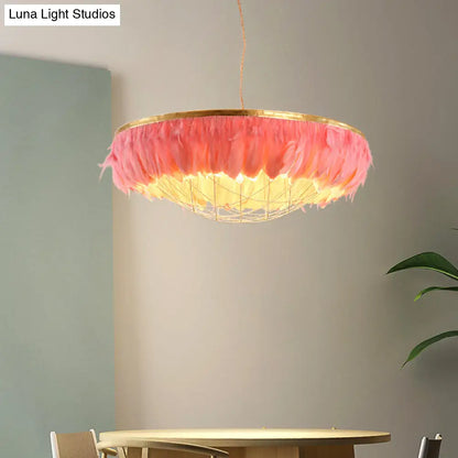 Lámpara de techo metálica moderna con forma de cúpula: Lámpara de techo dorada de 2 bombillas con decoración de plumas - Blanco, Gris, Rosa