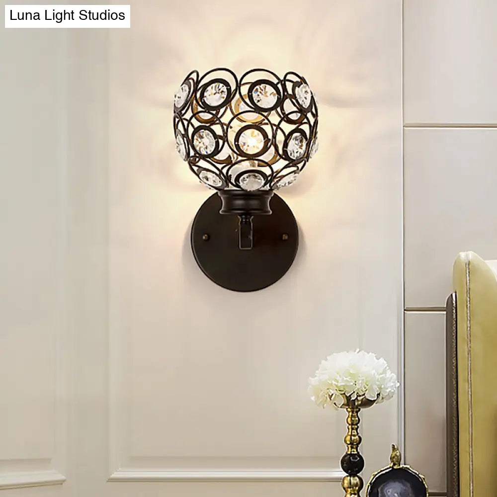 Lámpara de pared DecorBites™ Modern Dome de cristal transparente con acabado en latón/negro: iluminación ideal para el dormitorio.