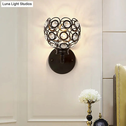 Lámpara de pared DecorBites™ Modern Dome de cristal transparente con acabado en latón/negro: iluminación ideal para el dormitorio.