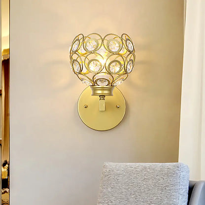 Lámpara de pared DecorBites™ Modern Dome de cristal transparente con acabado en latón/negro: iluminación ideal para el dormitorio.