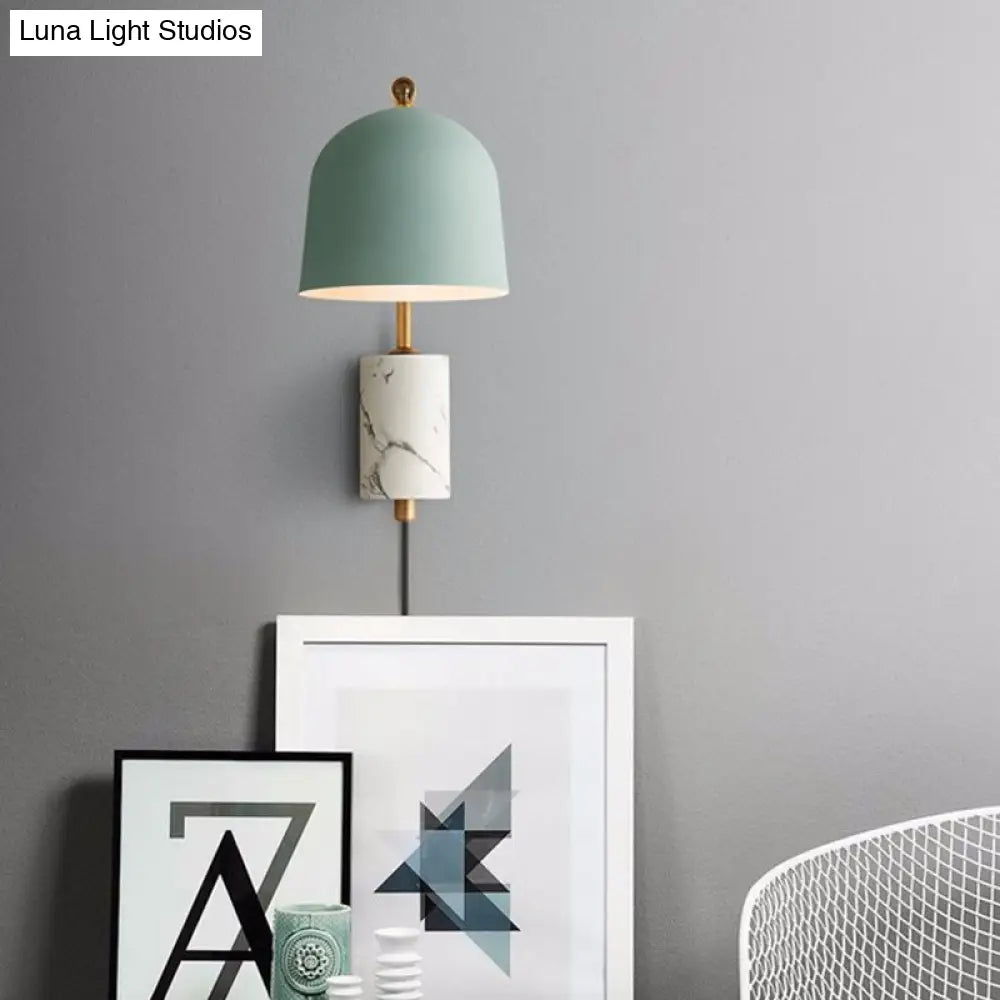 Aplique de pared moderno con forma de cúpula DecorBites™ con pantalla metálica y 1 cabezal en blanco/azul/latón