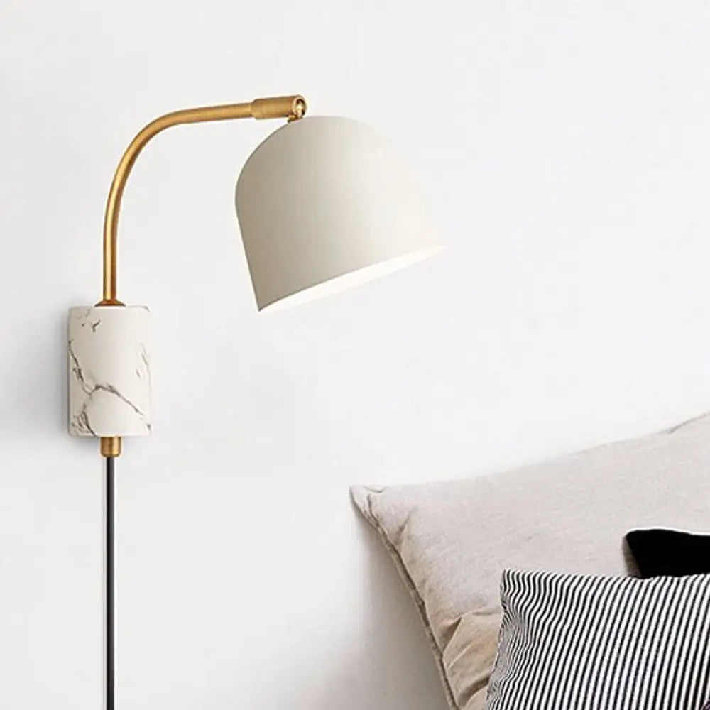 Aplique de pared moderno con forma de cúpula DecorBites™ con pantalla metálica y 1 cabezal en blanco/azul/latón